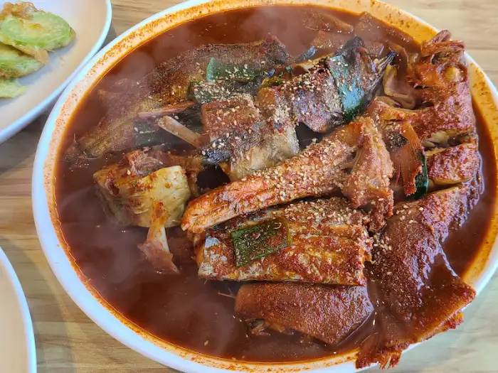 김이 모락모락 나는 생선찜 메인 요리