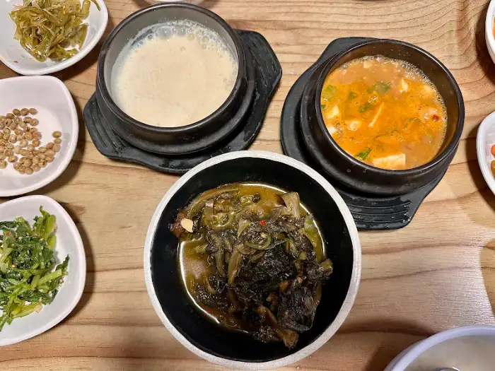 정갈하게 차려진 반찬과 찌개