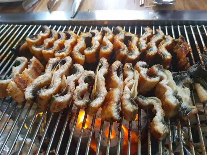 잘 구워진 장어 조각들
