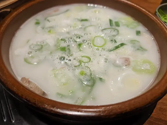 순대국 안의 큼지막한 고기 조각과 뽀얀 국물