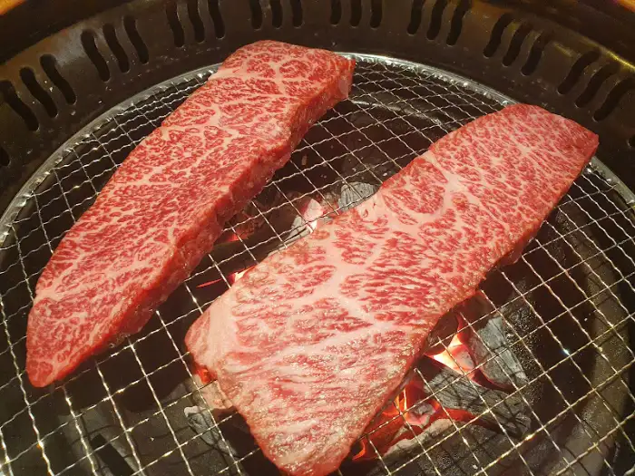 불판 위에서 익고 있는 두툼한 소고기