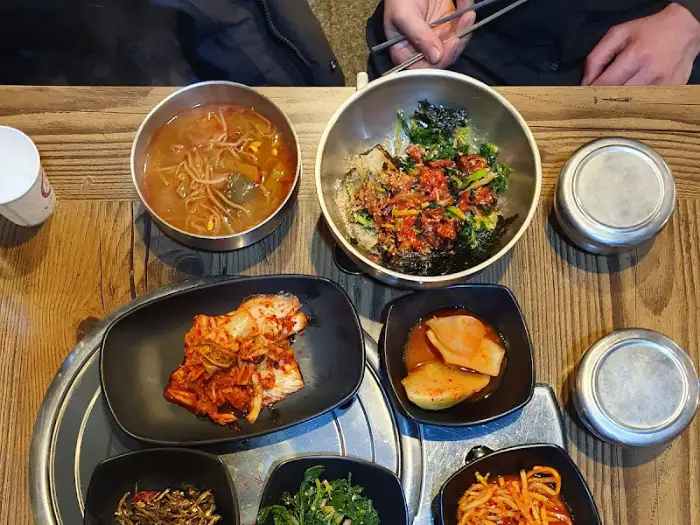 육회비빔밥과 소고기뭇국 상차림