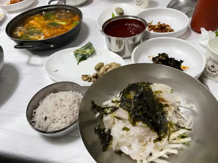 물회를 비비고 있는 모습
