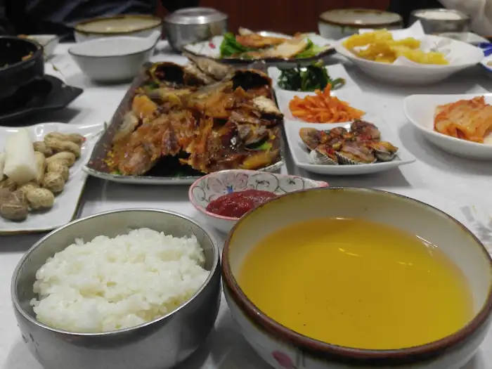 따뜻한 밥과 국, 그리고 곁들임 찬