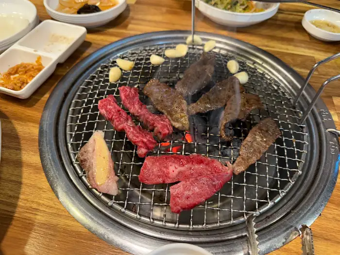 숯불 위에 구워지고 있는 한우와 마늘