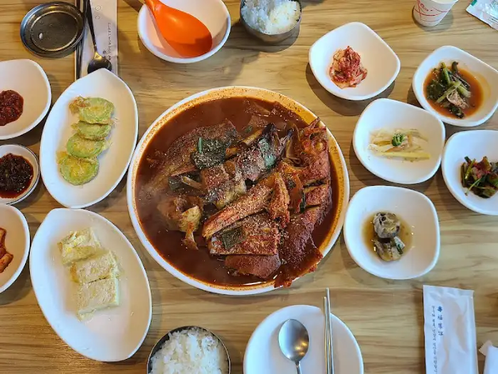 테이블 위에 차려진 푸짐한 한 상차림, 다른 각도