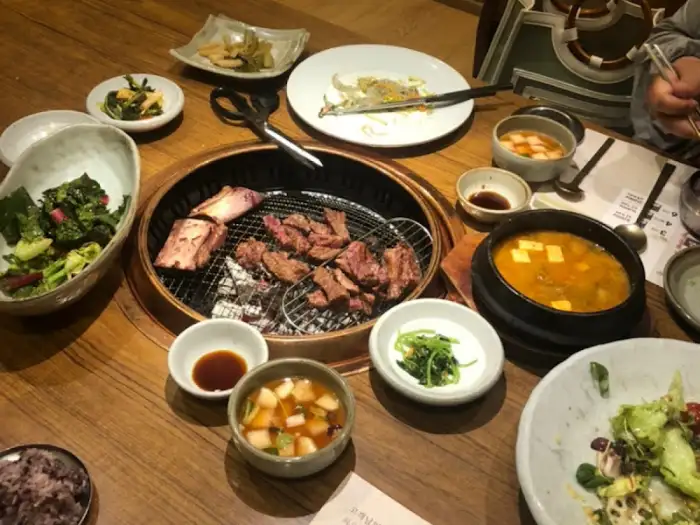 다양한 밑반찬과 함께 놓인 식탁 풍경