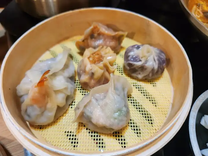 찜기에 담긴 다섯 가지 종류의 만두