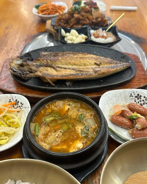 잘 구워진 고등어 구이와 찌개, 곁들임 반찬
