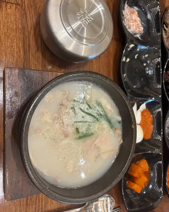 푸짐한 항정살이 올라간 직화항정국밥