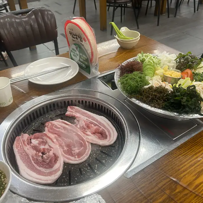 구워지고 있는 두툼한 삼겹살