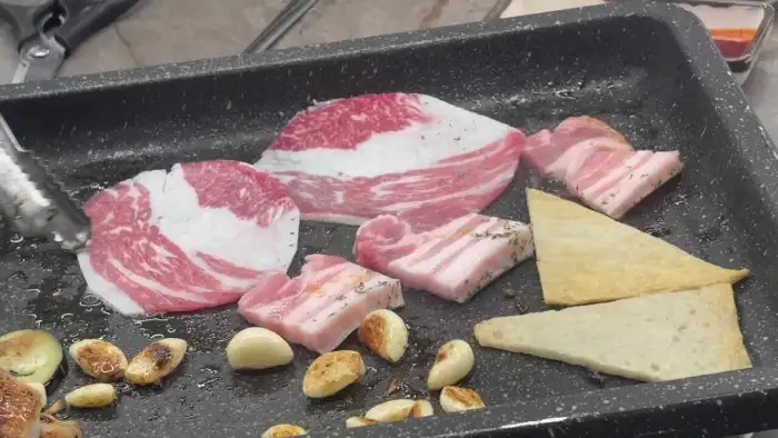 두툼하게 썰린 신선한 삼겹살 덩어리들