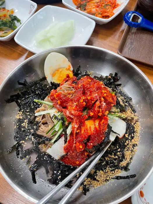 길가네막국수 고명