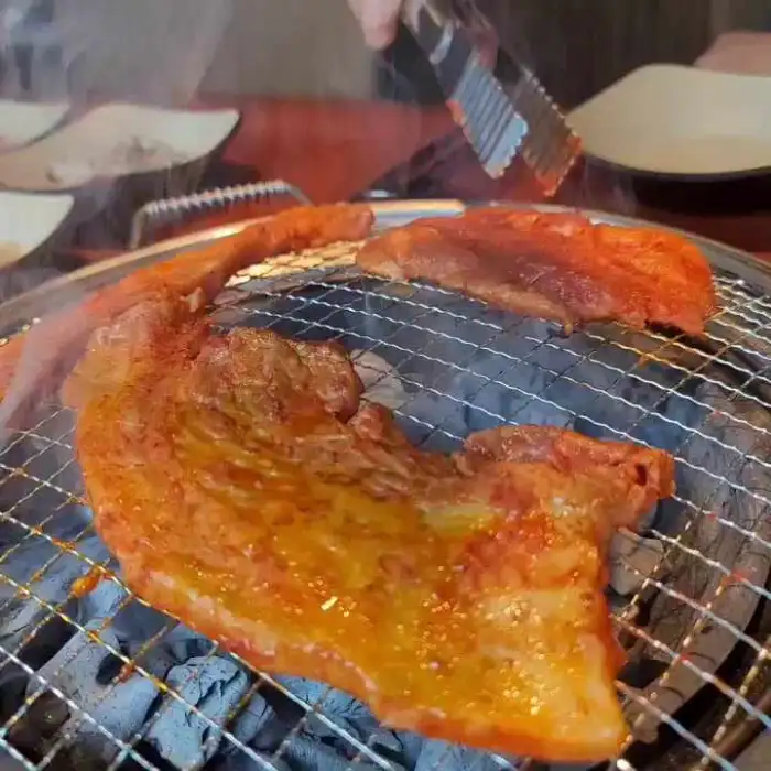 숯불 위에서 익어가는 양념 갈비