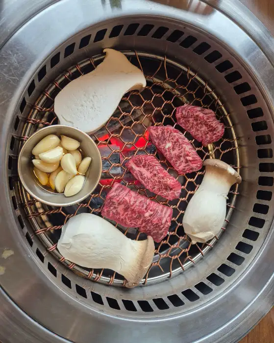 숯불 위 고기