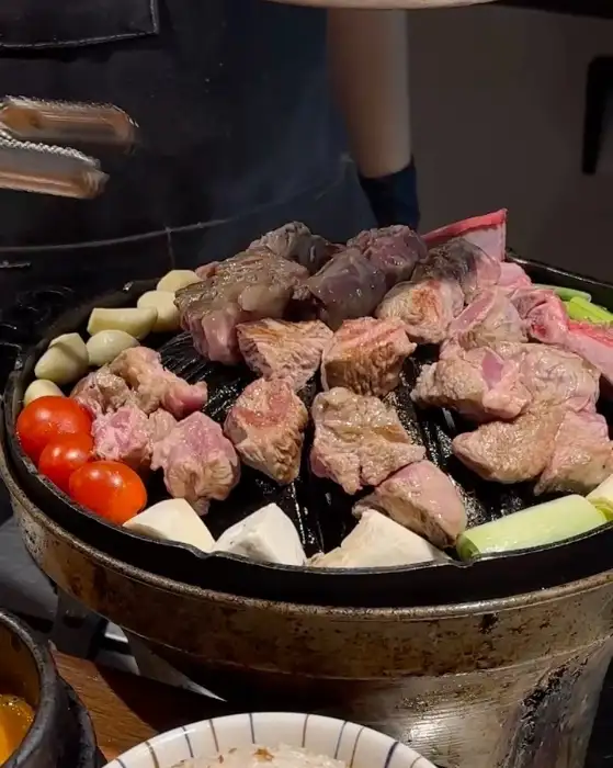 신선한 야채와 함께 화로에 올려진 양고기