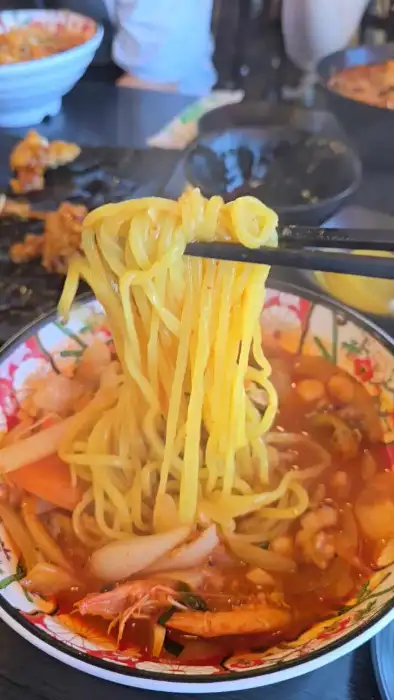 젓가락으로 들어 올린 짬뽕 면발