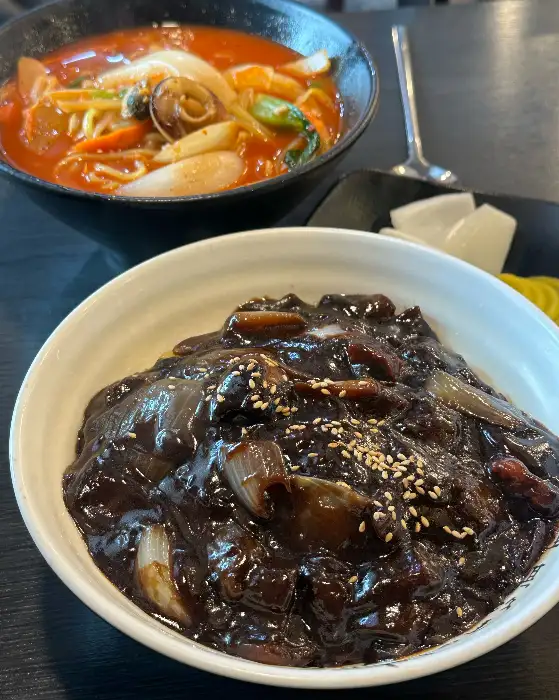 간짜장 소스와 면발이 비벼진 모습