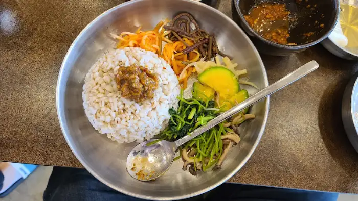 고추장과 나물이 얹어진 비빔밥
