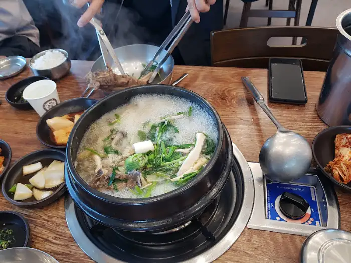 갈비탕 끓는 모습과 곁들여진 재료들