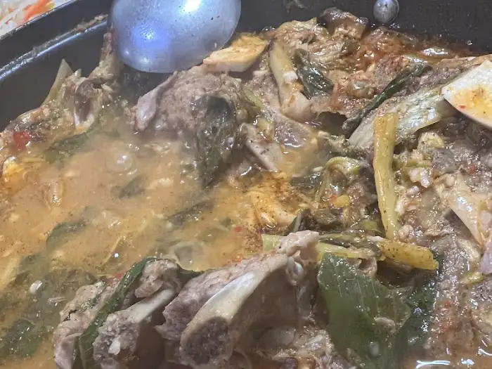 푸짐하게 끓고 있는 감자탕