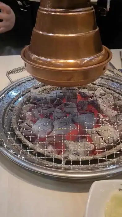 불판 위 활활 타오르는 숯불