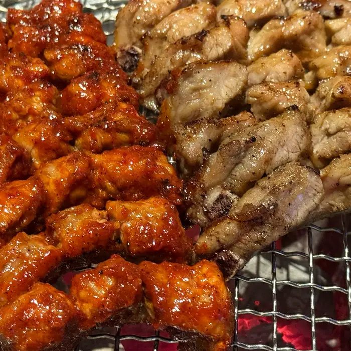 간장 양념 쪽갈비와 매운 양념 쪽갈비가 함께 나온 모습