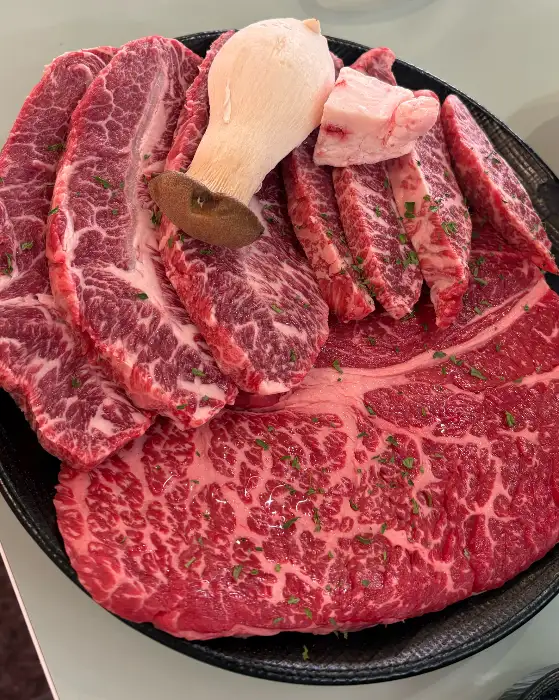 두툼하고 신선한 한우 부위