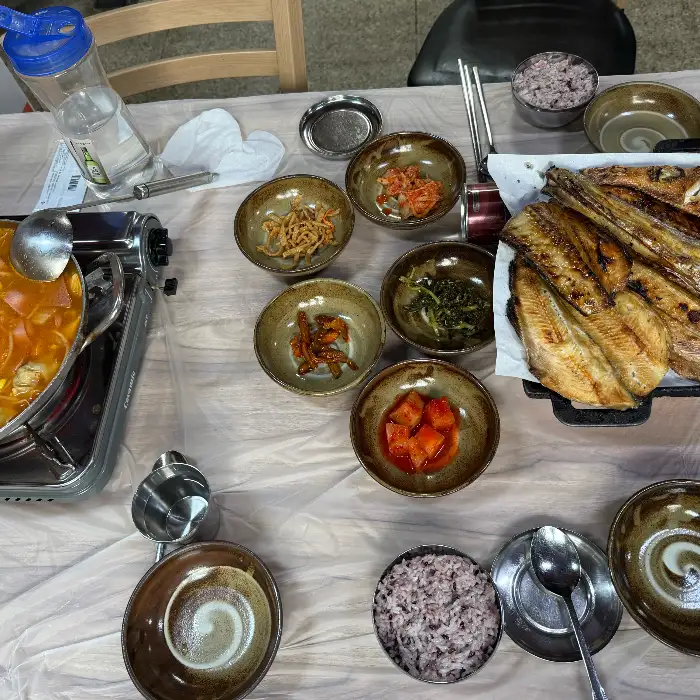 정갈하게 차려진 한울타리 테이블 세팅