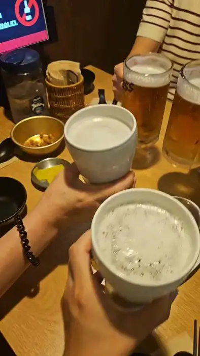두 사람이 맥주잔을 들고 있는 모습