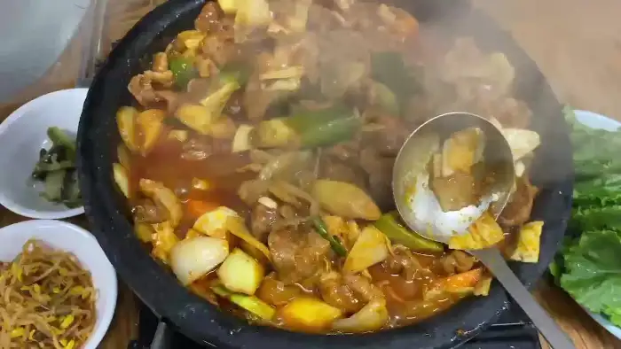 돌판에 볶고 있는 닭볶음탕 모습