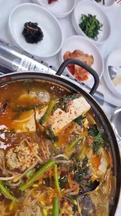 다양한 해산물이 들어간 탕