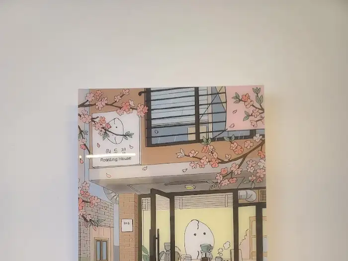 매장 입구의 귀여운 캐릭터와 벚꽃 그림
