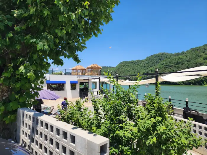 카페 외부 전경과 주변 자연 풍경