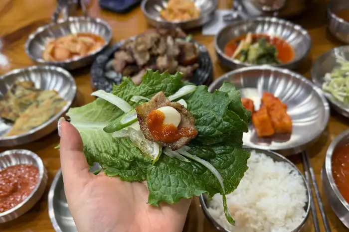 막국수와 함께 나온 고기 한 점