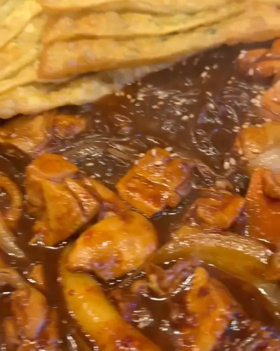 찜닭 위에 곁들여 나온 납작만두