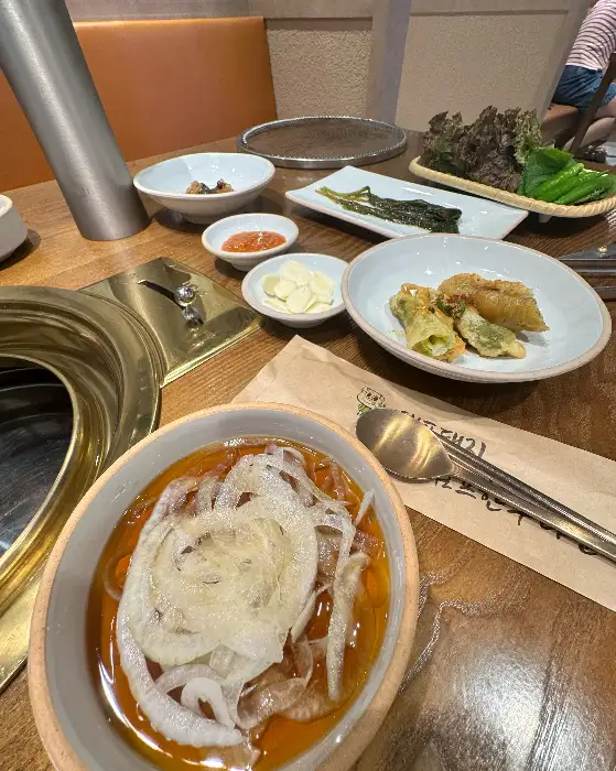 다양한 밑반찬과 쌈 채소
