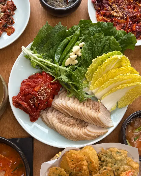 보쌈 고기와 쌈채소, 곁들임 반찬