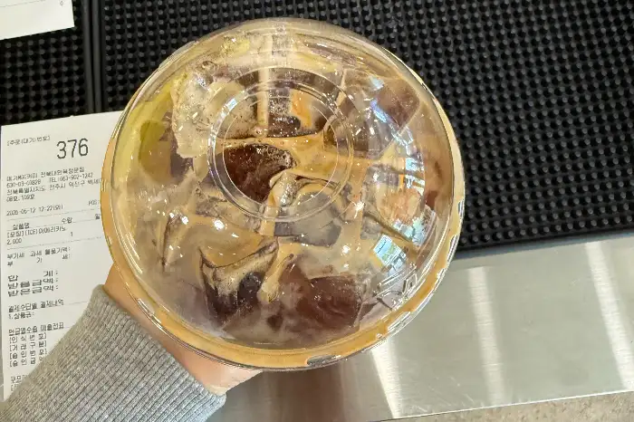 라떼 아트가 보이는 음료