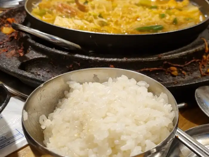 찰진 밥알이 돋보이는 공기밥