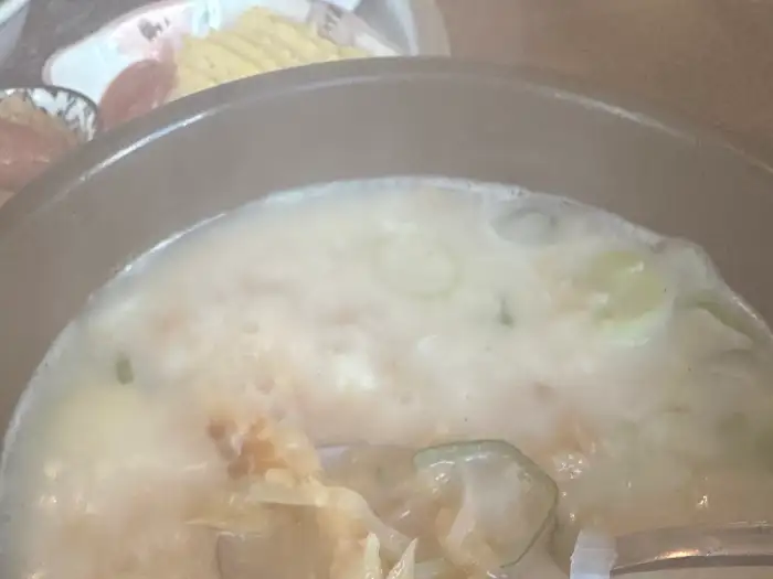 하얗고 걸쭉한 황태 해장국