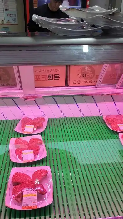 진열대에 진열된 포장된 소고기