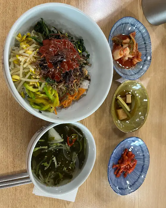 정갈하게 담긴 비빔밥 한 그릇