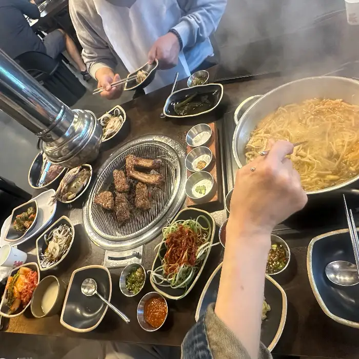테이블에 차려진 다양한 음식들