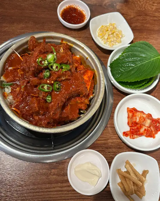 푸짐한 매운 갈비찜과 곁들임 반찬
