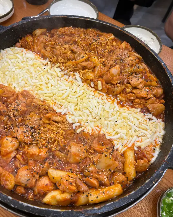 다양한 사리가 들어간 닭갈비