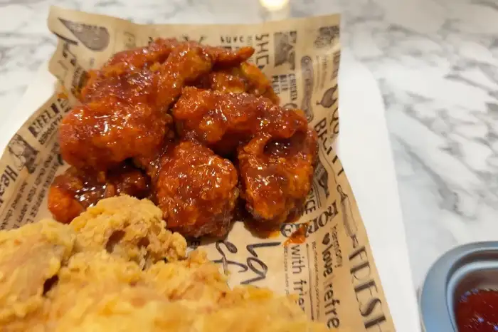 치킨 조각의 클로즈업 사진