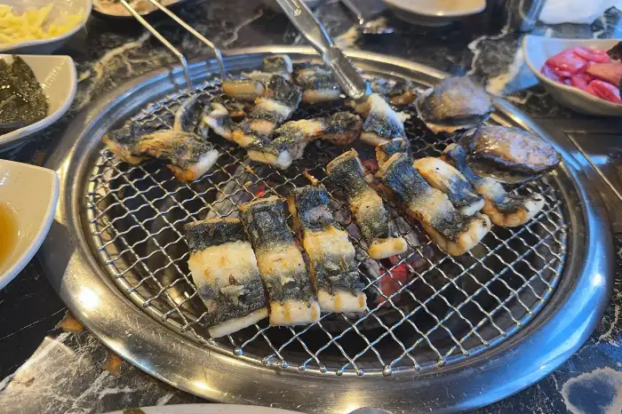 숯불 위에서 익어가는 장어와 전복