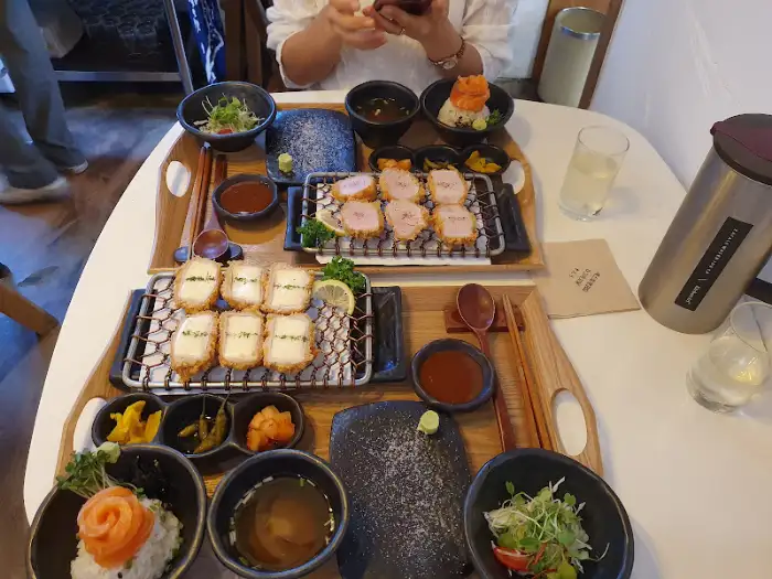 돈카츠와 소스, 곁들임 반찬 세트