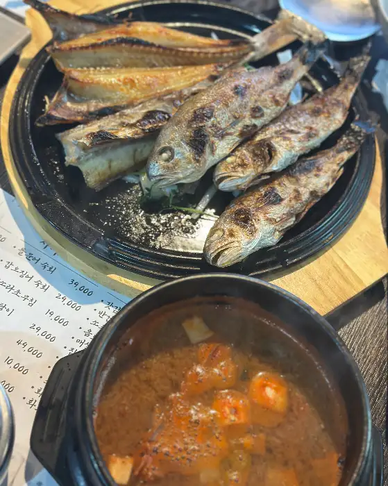 노릇하게 구워진 다양한 종류의 생선구이